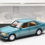 Mercedes 230E W124 Beryl Metallic Edice Dealera Norev 1:18 B66040698 - image 8 of 8