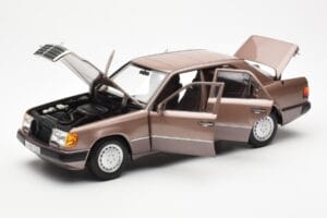 Mercedes 230E W124 Rosewood Metallic Edice Dealera Norev 1:18 B66040697 Kov – obrázek 2 z 8