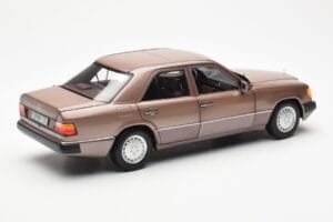Mercedes 230E W124 Rosewood Metallic Edice Dealera Norev 1:18 B66040697 Kov – obrázek 3 z 8
