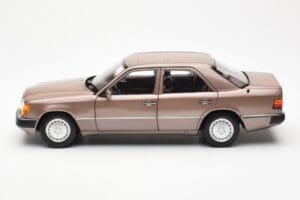 Mercedes 230E W124 Rosewood Metallic Edice Dealera Norev 1:18 B66040697 Kov – obrázek 4 z 8