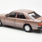 Mercedes 230E W124 Rosewood Metallic Edice Dealera Norev 1:18 B66040697 - image 7 of 8