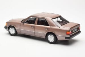Mercedes 230E W124 Rosewood Metallic Edice Dealera Norev 1:18 B66040697 Kov – obrázek 7 z 8