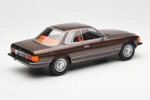 Mercedes 500 SLC C107 Hnědý KK-Scale 1:18 180851 Kov – obrázek 2 z 6