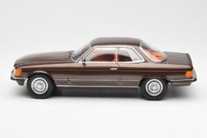 Mercedes 500 SLC C107 Hnědý KK-Scale 1:18 180851 Kov – obrázek 3 z 6