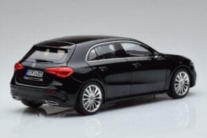 Mercedes A-Class W177 AMG Line Norev 1:18 183861 Kov – obrázek 3 z 7