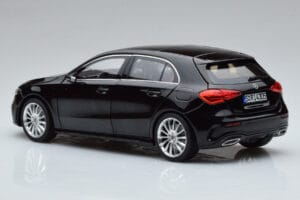Mercedes A-Class W177 AMG Line Norev 1:18 183861 Kov – obrázek 6 z 7