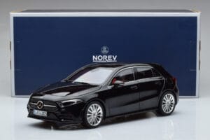 Mercedes A-Class W177 AMG Line Norev 1:18 183861 Kov – obrázek 7 z 7