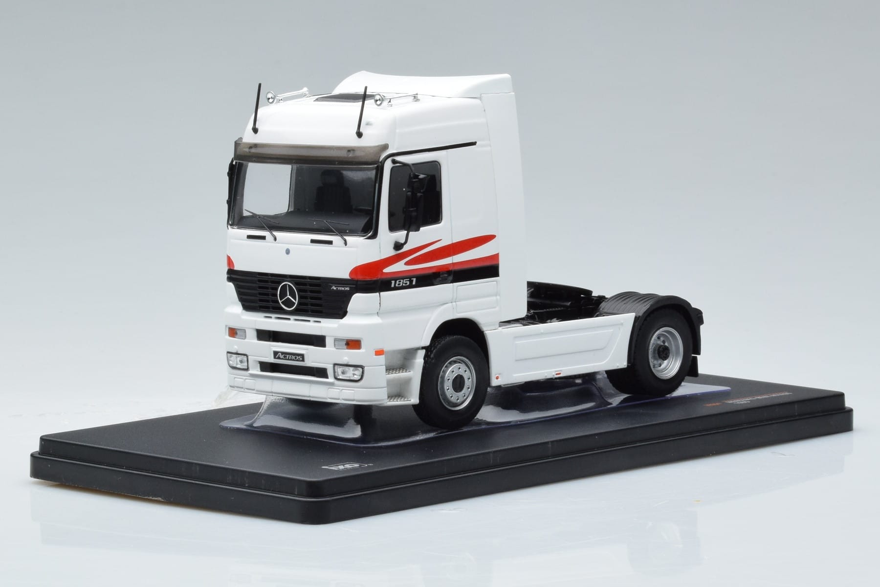 Mercedes Actros MP1 Bílý IXO 1:43 TR064 Kov