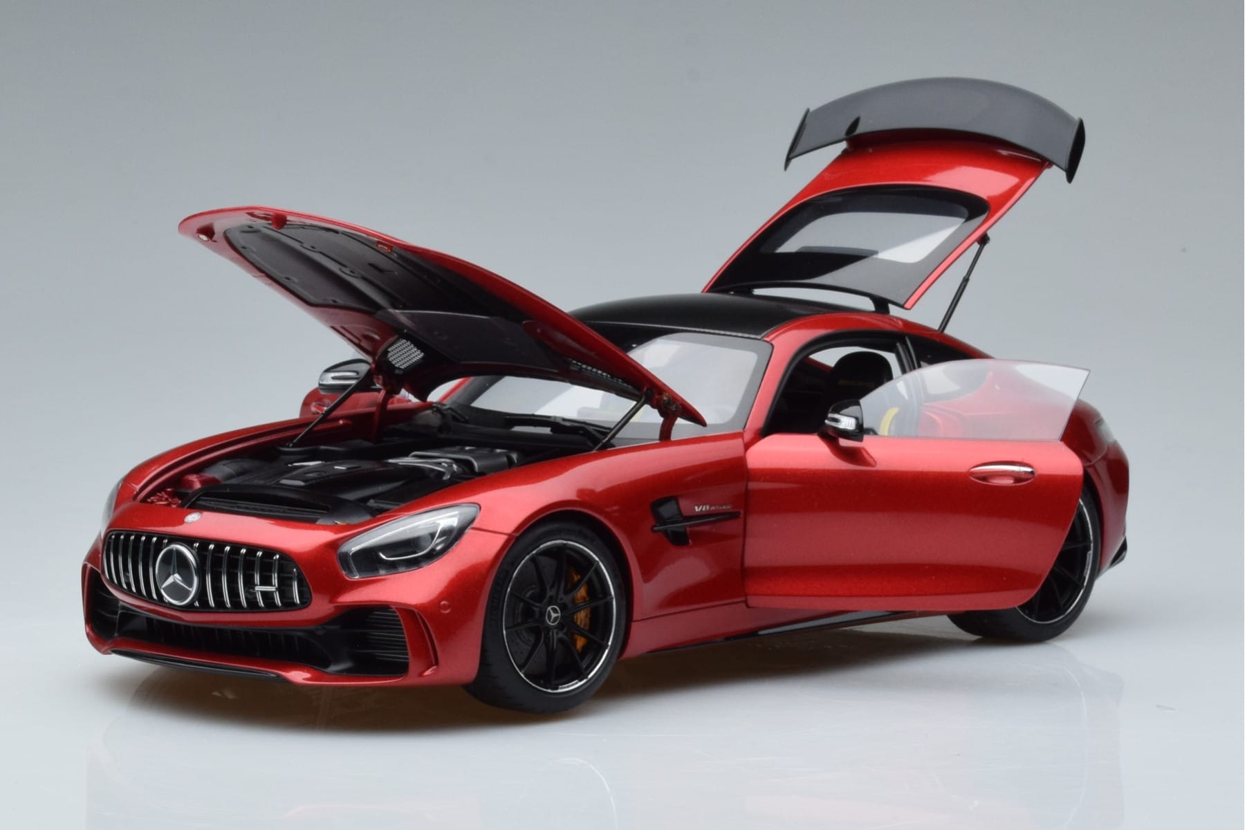 Mercedes AMG GT R C190 Kardinálská Červená AUTOart 1:18 76331 Kov – obrázek 2 z 7