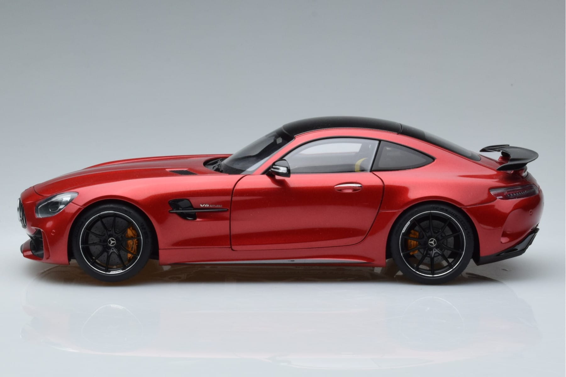 Mercedes AMG GT R C190 Kardinálská Červená AUTOart 1:18 76331 Kov – obrázek 4 z 7