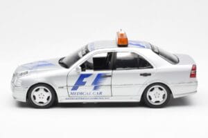 Mercedes C-Class W202 AMG Medical Car F1 1997 UT Models 1:18 26106 Kov – obrázek 3 z 6