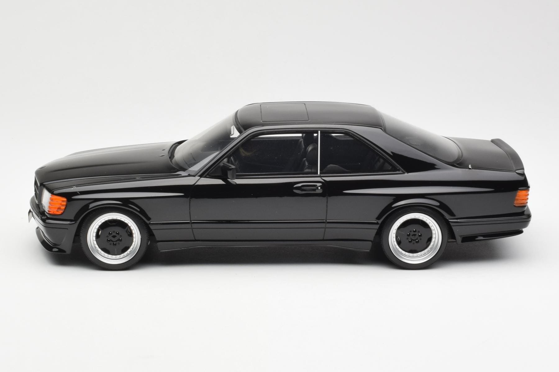 Mercedes 560 SEC C126 AMG Widebody Černý Otto 1:18 OT187 Pryskyřice – obrázek 3 z 6