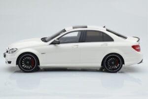 Mercedes C63 AMG W204 Bílý GT Spirit 1:18 GT166 Pryskyřice – obrázek 3 z 6