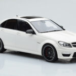 Mercedes C63 AMG W204 Bílý GT Spirit 1:18 - image 4 of 6