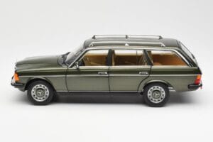 Mercedes 230T W123 T-Model Zelený Metalíza Norev 1:18 183730 Kov – obrázek 4 z 8