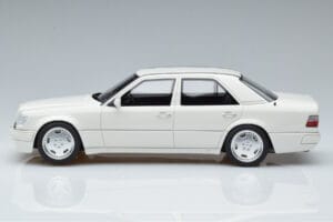 Mercedes E60 AMG W124 Bílý Otto 1:18 B66040640 Pryskyřice – obrázek 3 z 6