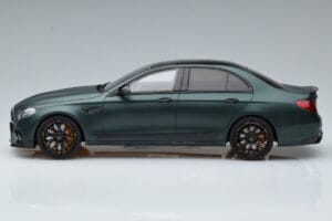 Mercedes E63 AMG Brabus 800 W213 Zelený GT Spirit 1:18 GT208 Pryskyřice – obrázek 3 z 6