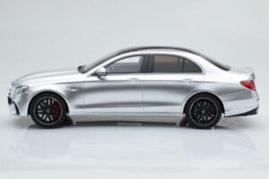 Mercedes AMG E63 S W213 Stříbrný GT Spirit 1:18 GT230 Pryskyřice – obrázek 3 z 6