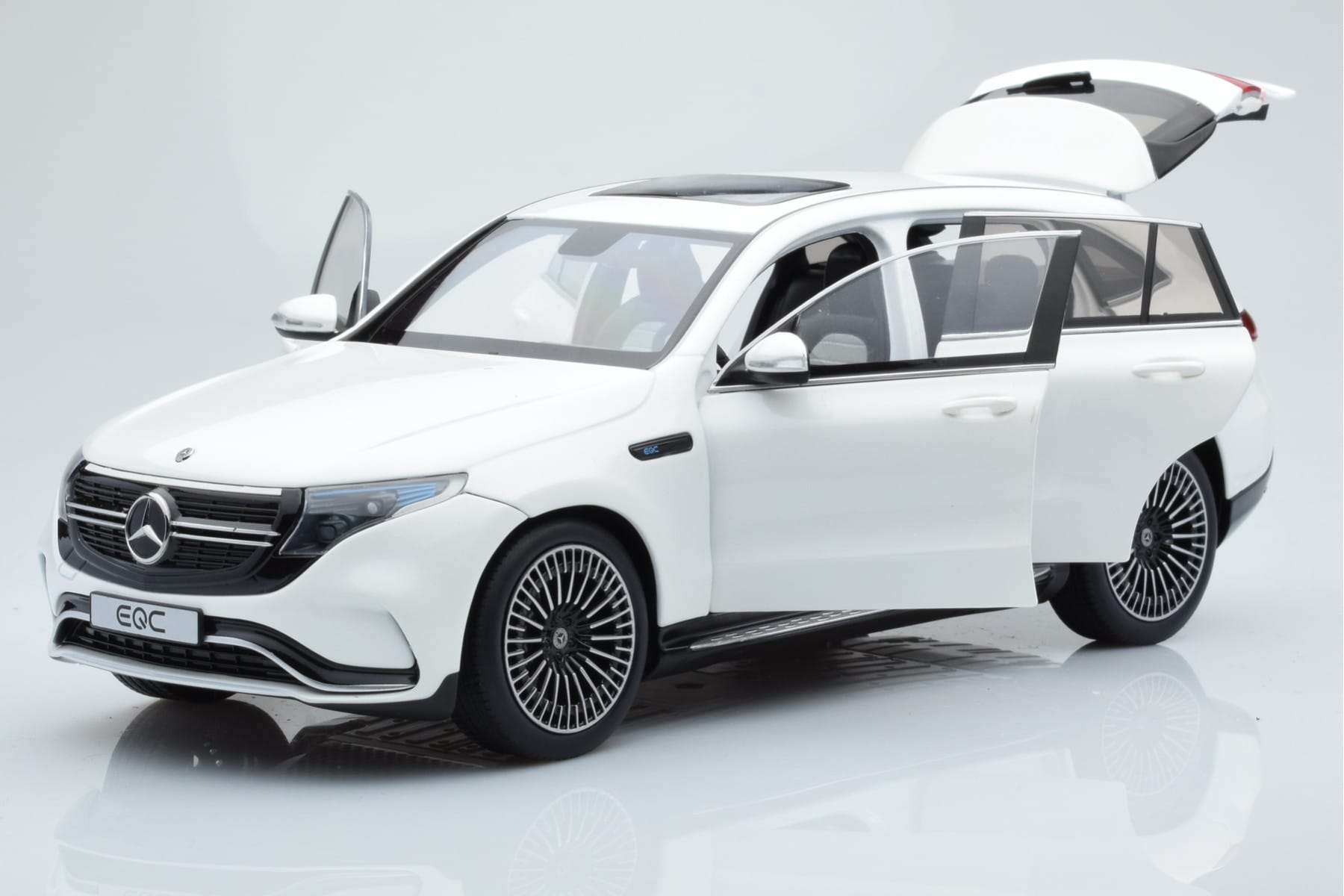 Mercedes EQC 400 Diamond Bílý NZG 1:18 B66963756 Kov – obrázek 2 z 8