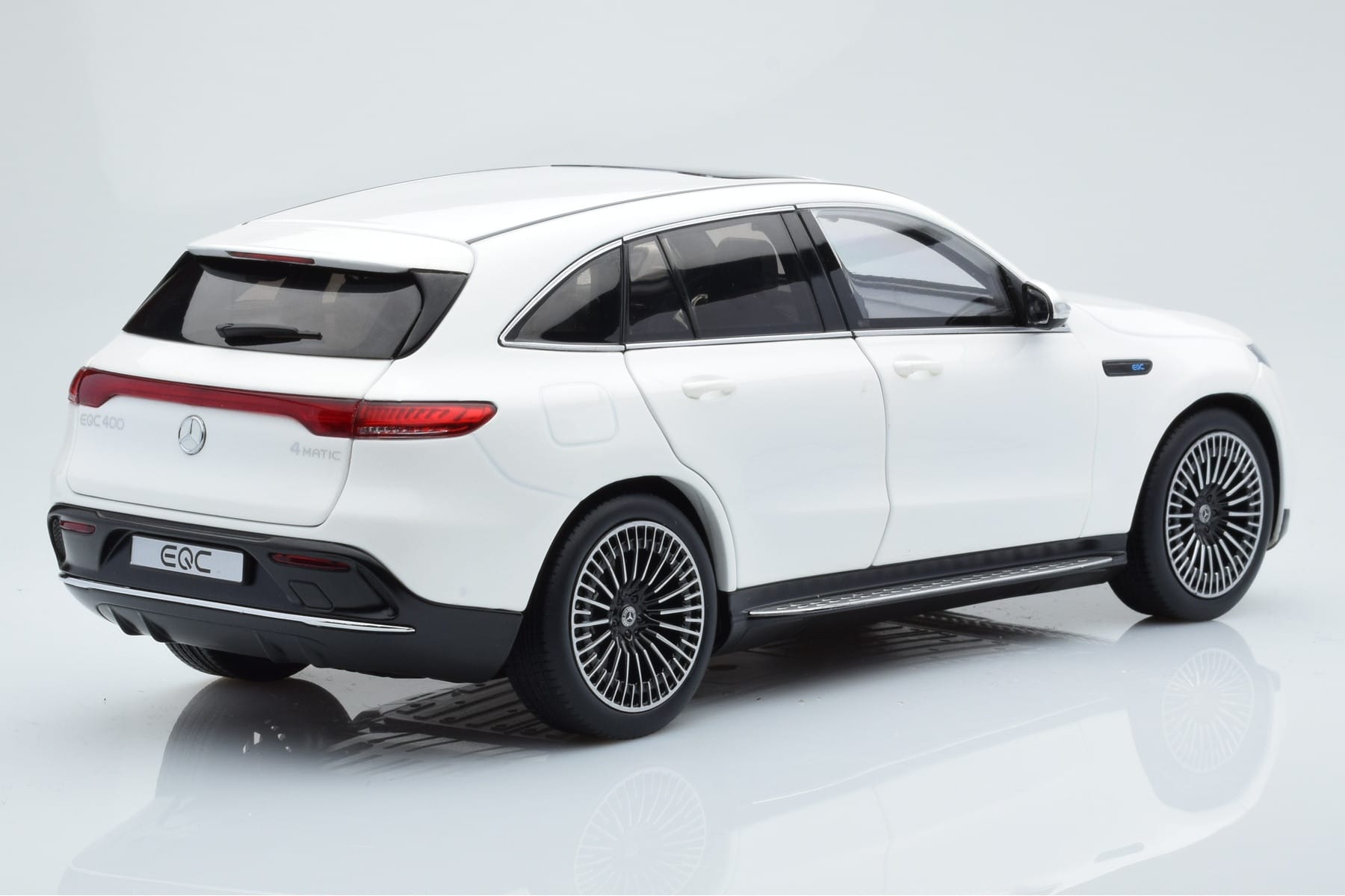 Mercedes EQC 400 Diamond Bílý NZG 1:18 B66963756 Kov – obrázek 3 z 8