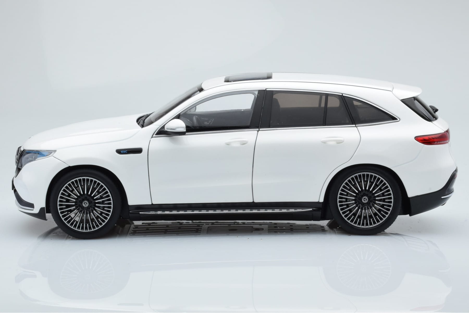 Mercedes EQC 400 Diamond Bílý NZG 1:18 B66963756 Kov – obrázek 4 z 8