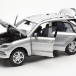 Mercedes M-Class W166 Iridium Stříbrný Metalíza Minichamps 1:18 B66960064 - image 2 of 8