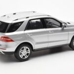 Mercedes M-Class W166 Iridium Stříbrný Metalíza Minichamps 1:18 B66960064 - image 3 of 8