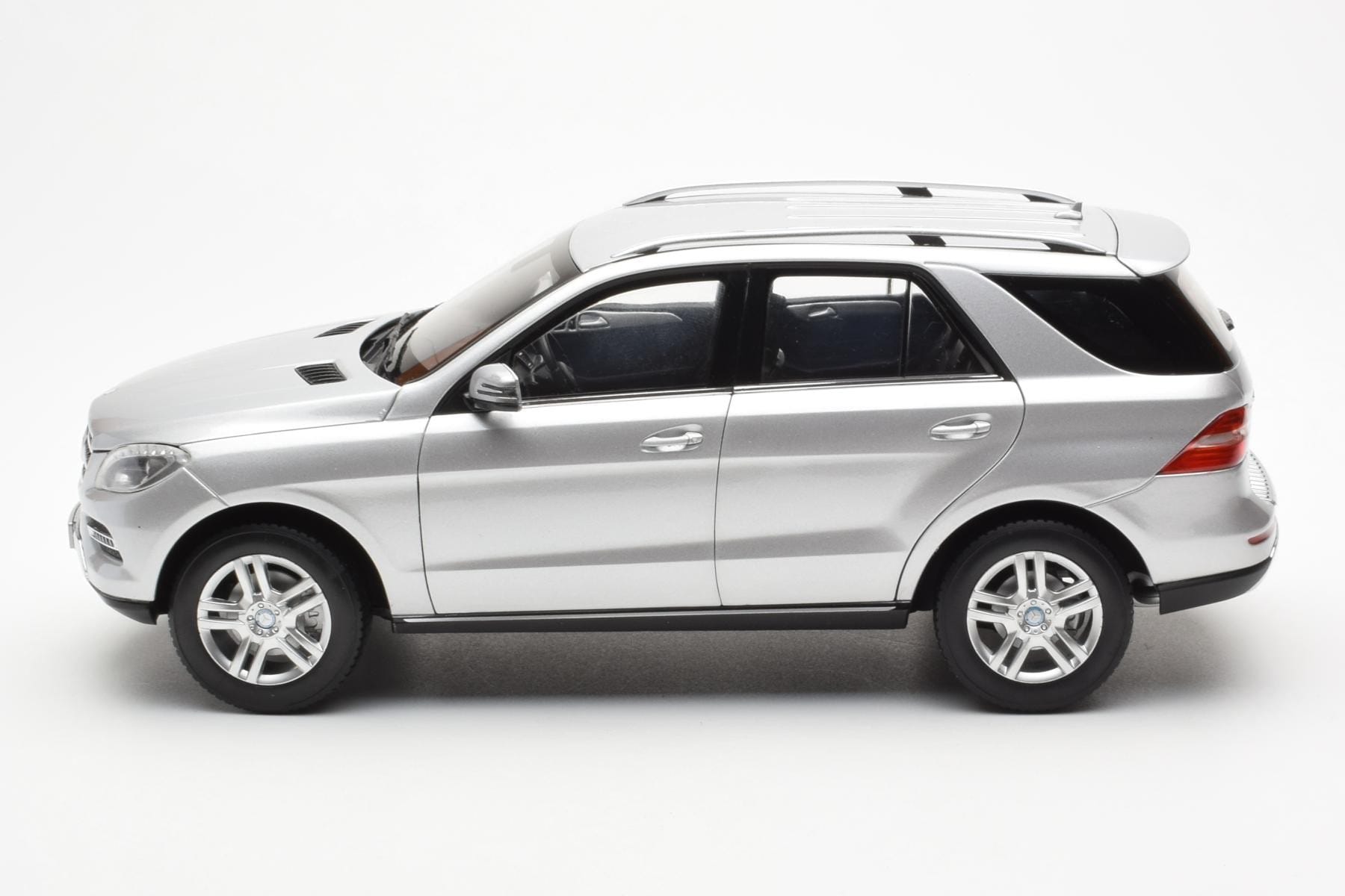 Mercedes M-Class W166 Iridium Stříbrný Metalíza Minichamps 1:18 B66960064 Kov – obrázek 4 z 8