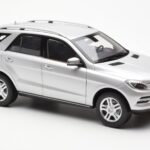 Mercedes M-Class W166 Iridium Stříbrný Metalíza Minichamps 1:18 B66960064 - image 6 of 8