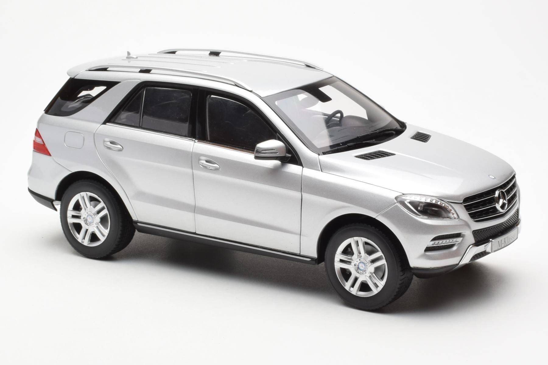 Mercedes M-Class W166 Iridium Stříbrný Metalíza Minichamps 1:18 B66960064 Kov – obrázek 6 z 8