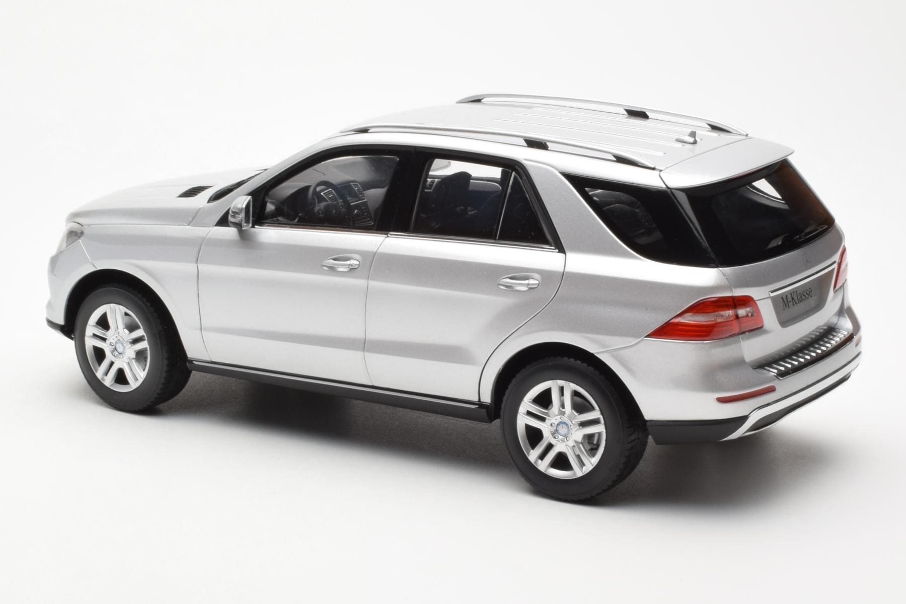 Mercedes M-Class W166 Iridium Stříbrný Metalíza Minichamps 1:18 B66960064 Kov – obrázek 7 z 8