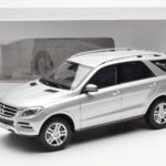 Mercedes M-Class W166 Iridium Stříbrný Metalíza Minichamps 1:18 B66960064 - image 8 of 8