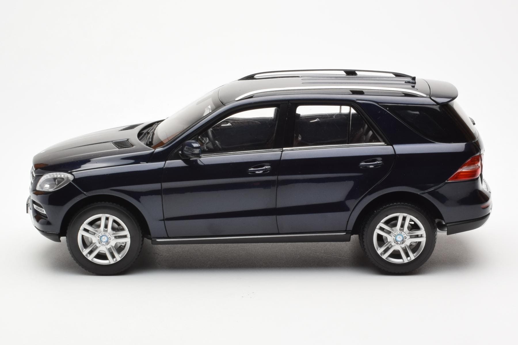 Mercedes M-Class W166 Tansanite Modrý Metalíza Minichamps 1:18 B66960065 Kov – obrázek 4 z 8