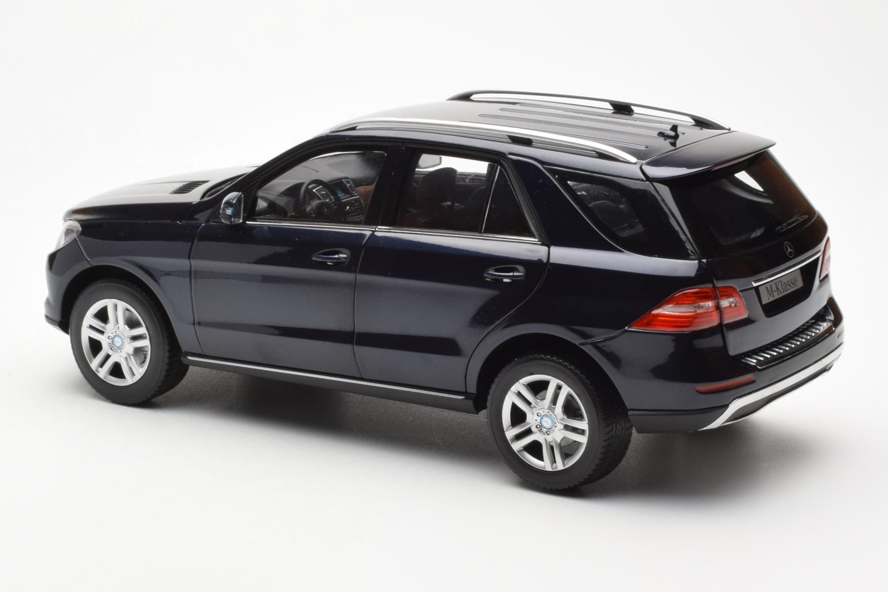 Mercedes M-Class W166 Tansanite Modrý Metalíza Minichamps 1:18 B66960065 Kov – obrázek 7 z 8