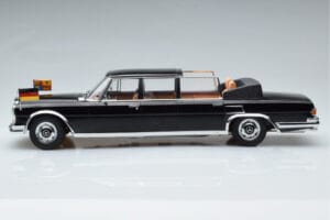 Mercedes 600 Pullman W100 Landaulet Queen Elizabeth II KK-Scale 1:18 KKDC181185 Kov – obrázek 3 z 6