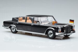 Mercedes 600 Pullman W100 Landaulet Queen Elizabeth II KK-Scale 1:18 KKDC181185 Kov – obrázek 4 z 6