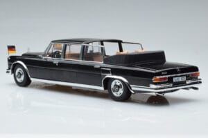Mercedes 600 Pullman W100 Landaulet Queen Elizabeth II KK-Scale 1:18 KKDC181185 Kov – obrázek 5 z 6