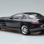 Mercedes SLR McLaren Černý CMC 1:18 - image 7 of 10