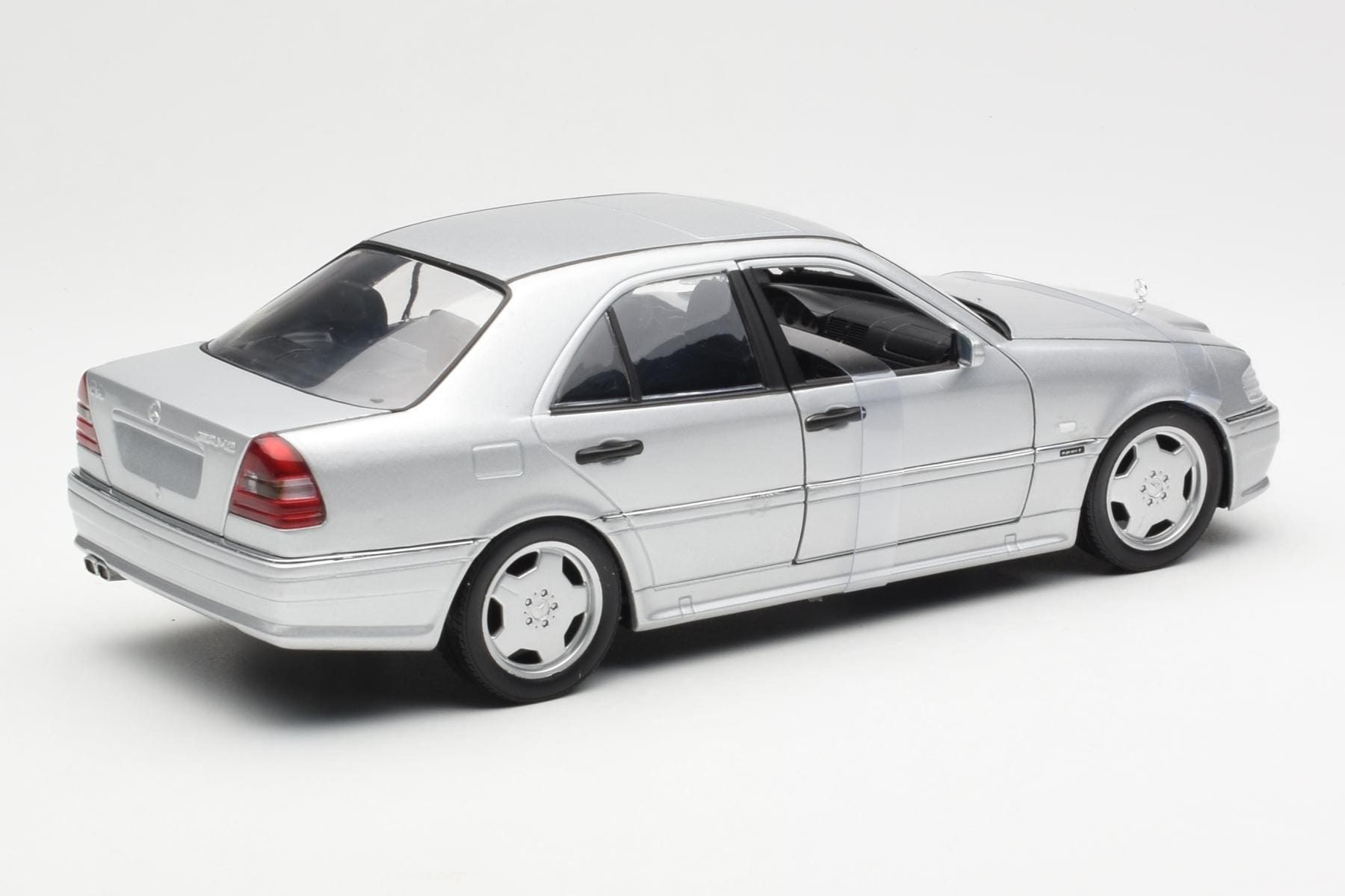 Mercedes C36 AMG W202 Stříbrný UT Models 1:18 180035000 Kov – obrázek 2 z 6