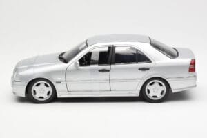 Mercedes C36 AMG W202 Stříbrný UT Models 1:18 180035000 Kov – obrázek 3 z 6