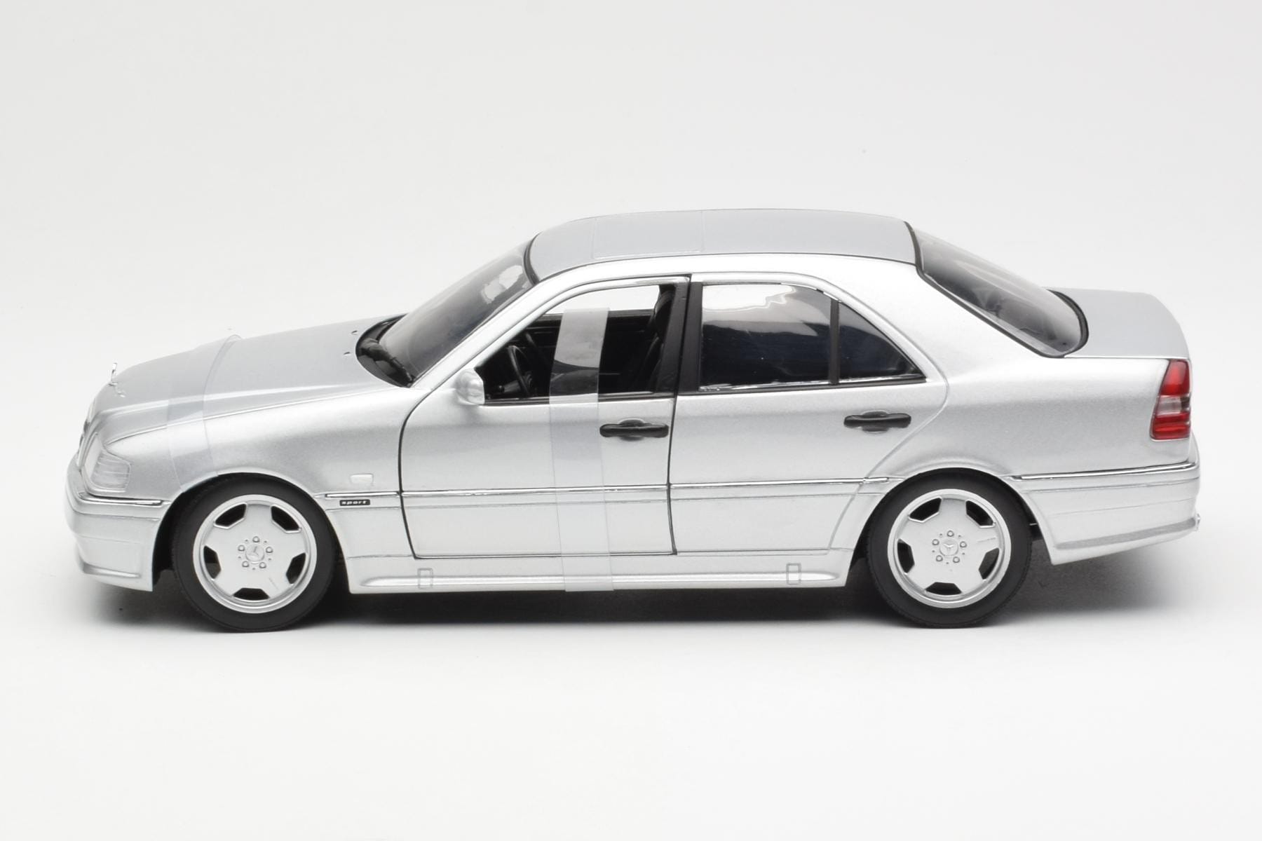 Mercedes C36 AMG W202 Stříbrný UT Models 1:18 180035000 Kov – obrázek 3 z 6