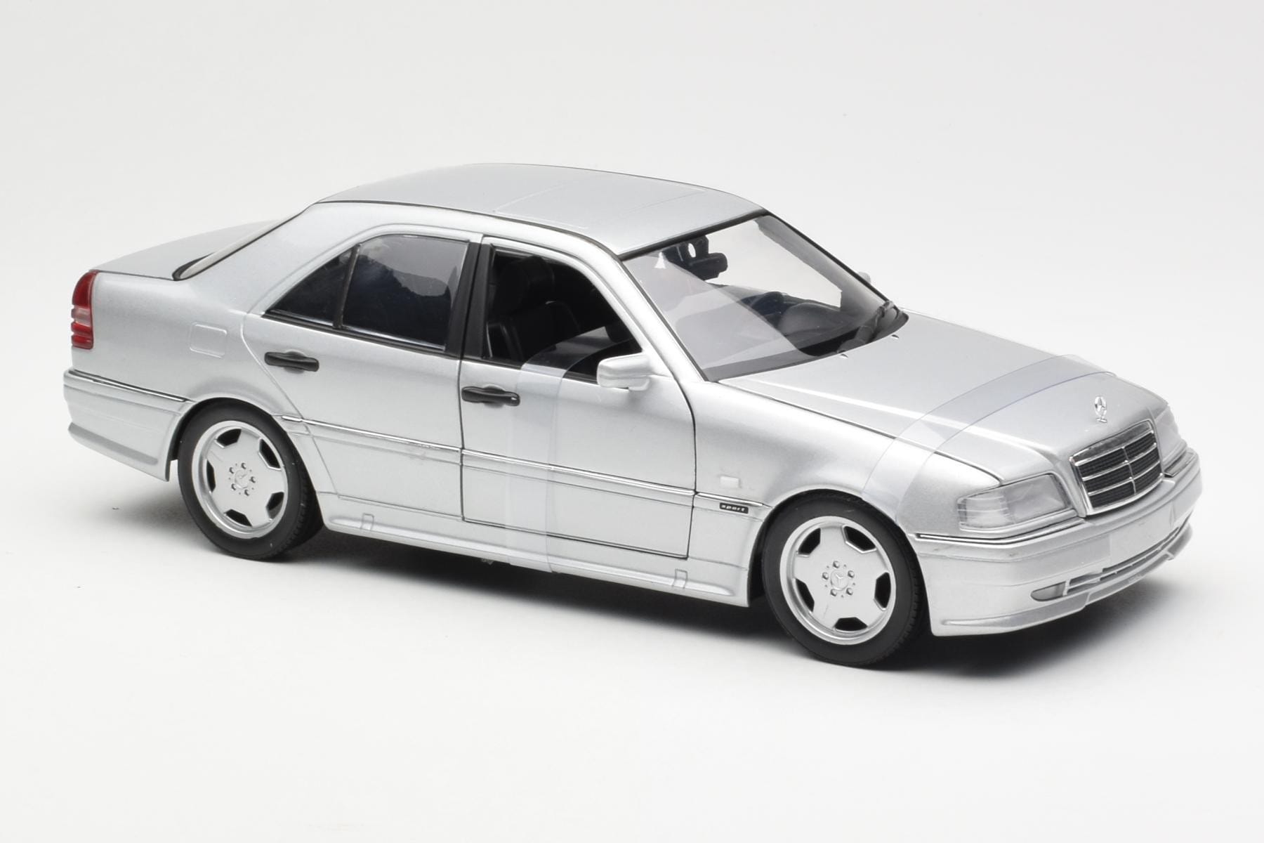 Mercedes C36 AMG W202 Stříbrný UT Models 1:18 180035000 Kov – obrázek 4 z 6