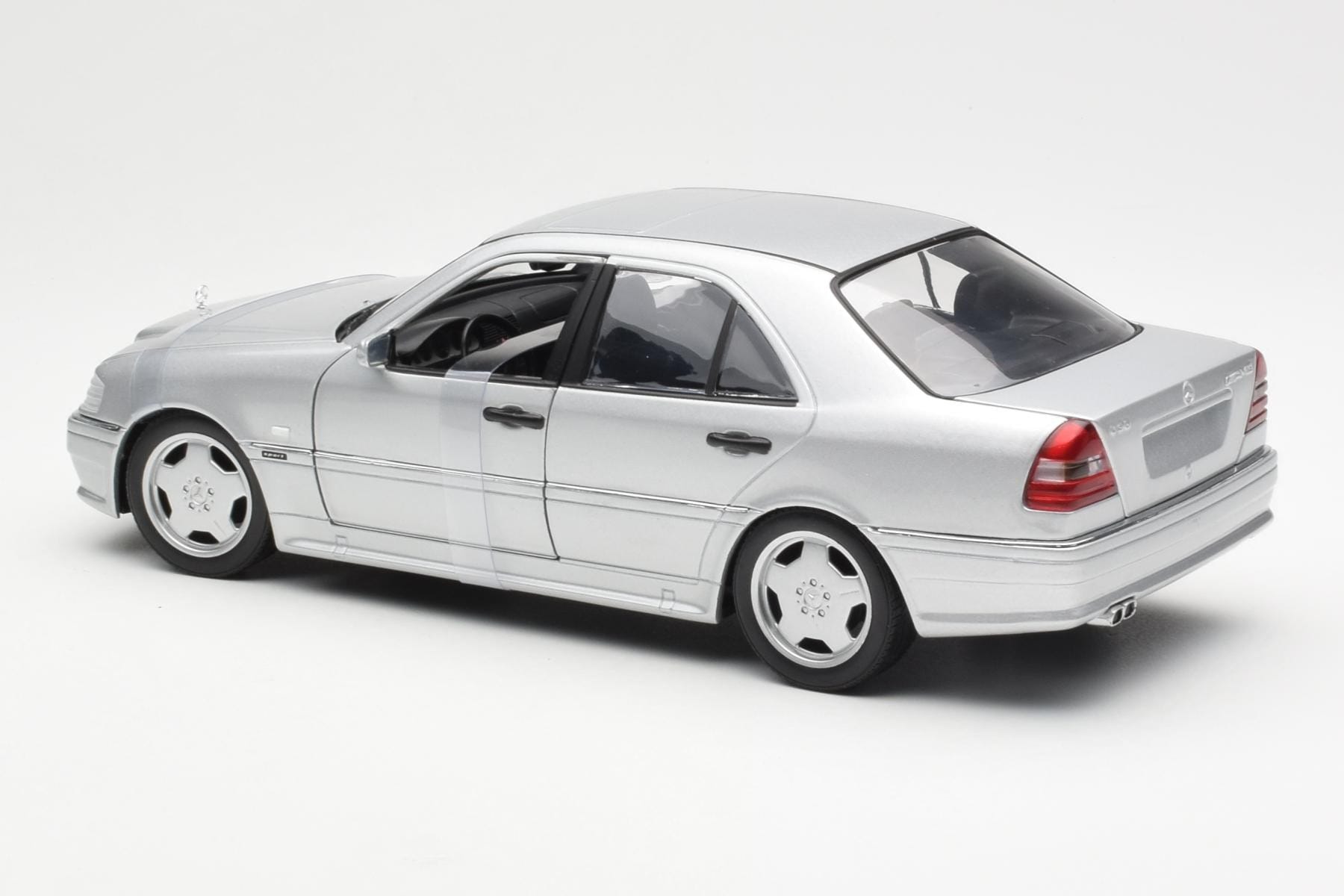 Mercedes C36 AMG W202 Stříbrný UT Models 1:18 180035000 Kov – obrázek 5 z 6