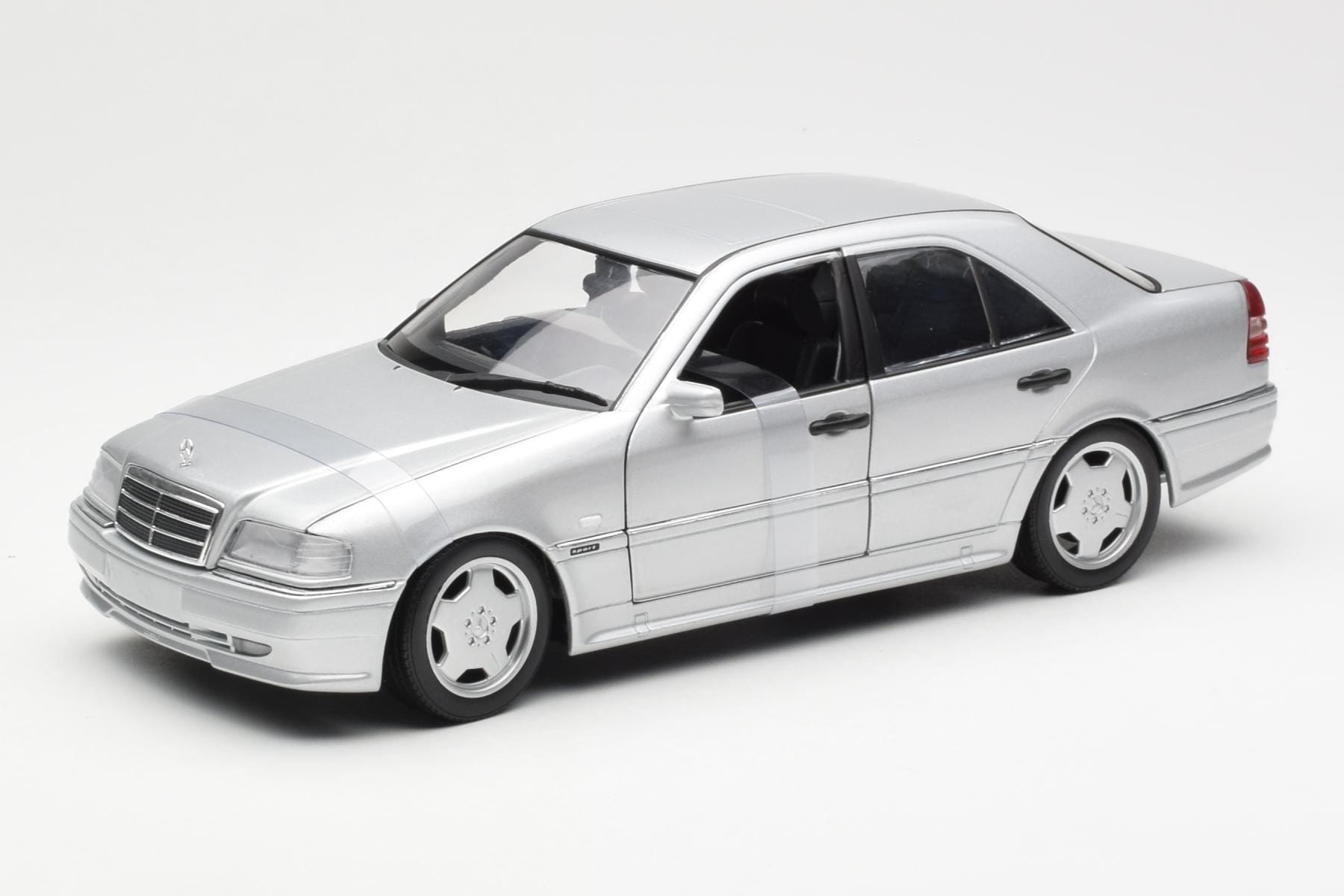 Mercedes C36 AMG W202 Stříbrný UT Models 1:18 180035000 Kov