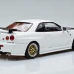 Nissan Skyline GT-R R34 Nismo Z-Tune Bílý MotorHelix 1:18 - image 3 of 11