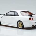 Nissan Skyline GT-R R34 Nismo Z-Tune Bílý MotorHelix 1:18 - image 7 of 11