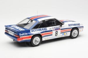 Opel Manta 400 Rothmans #8 J. McRae / I. Grindrod Lombard RAC Rally 1983 IXO 1:18 18RMC038A Kov – obrázek 2 z 6