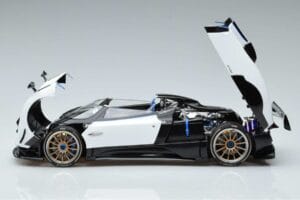 Pagani Zonda HP Barchetta Carbon Fiber Bílý LCD 1:18 LCD18009-WH Kov – obrázek 4 z 9