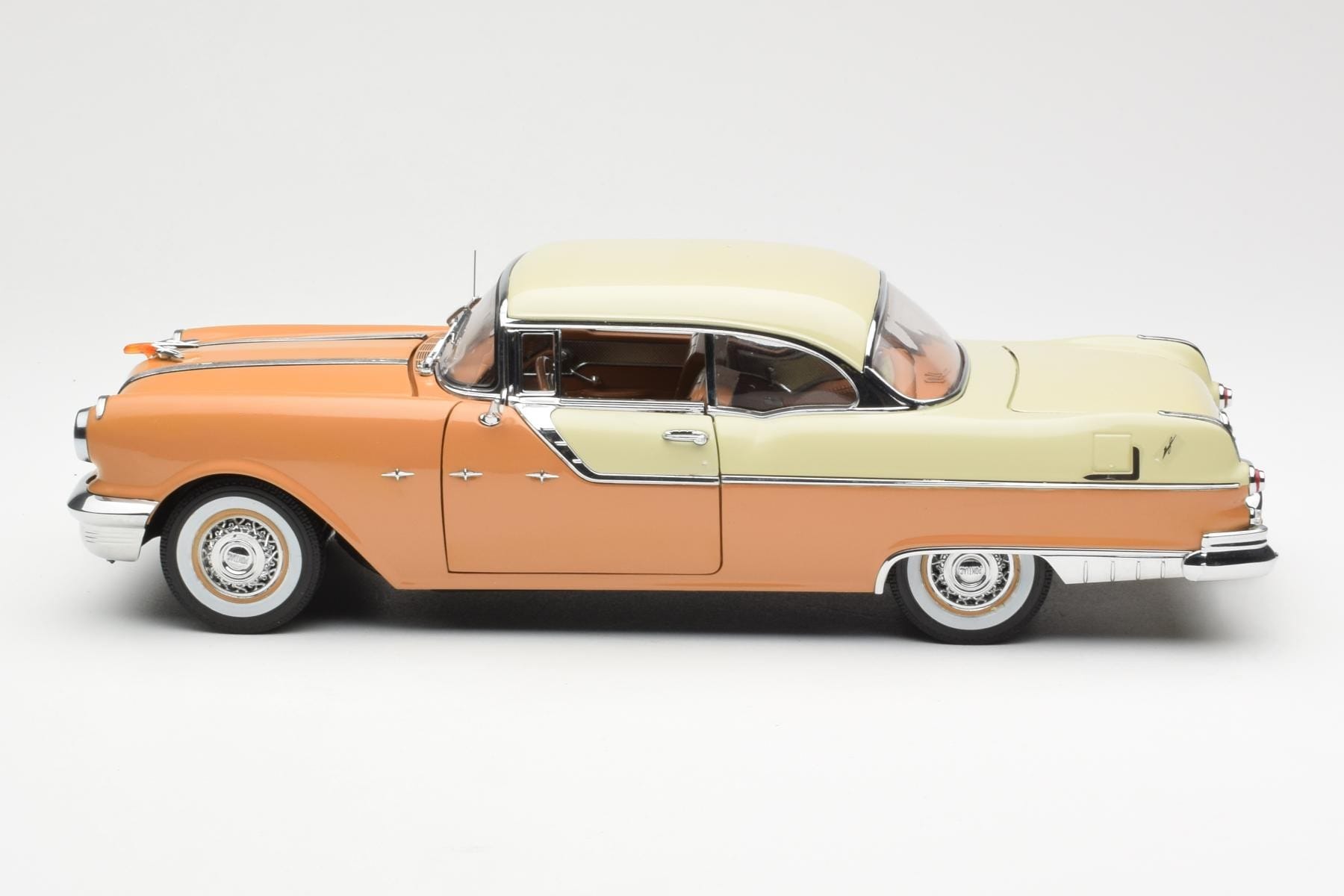 Pontiac Star Chief Hardtop Červený Bílý Sun Star 1:18 5043 Kov – obrázek 4 z 8