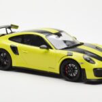 Porsche 911 991.2 GT2 RS Světle Zelený S Černými Magnéziovými Koly Minichamps 1:18 - image 4 of 6